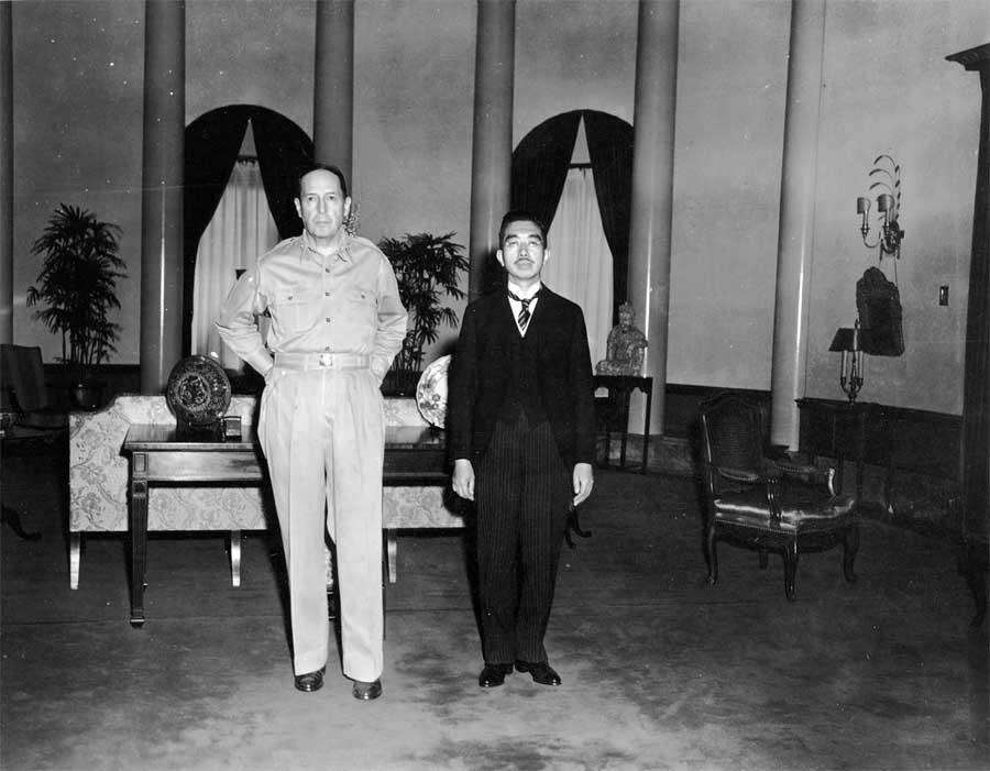 Amerikalı General MacArthur, İmparator Hirohito ile tanışıyor