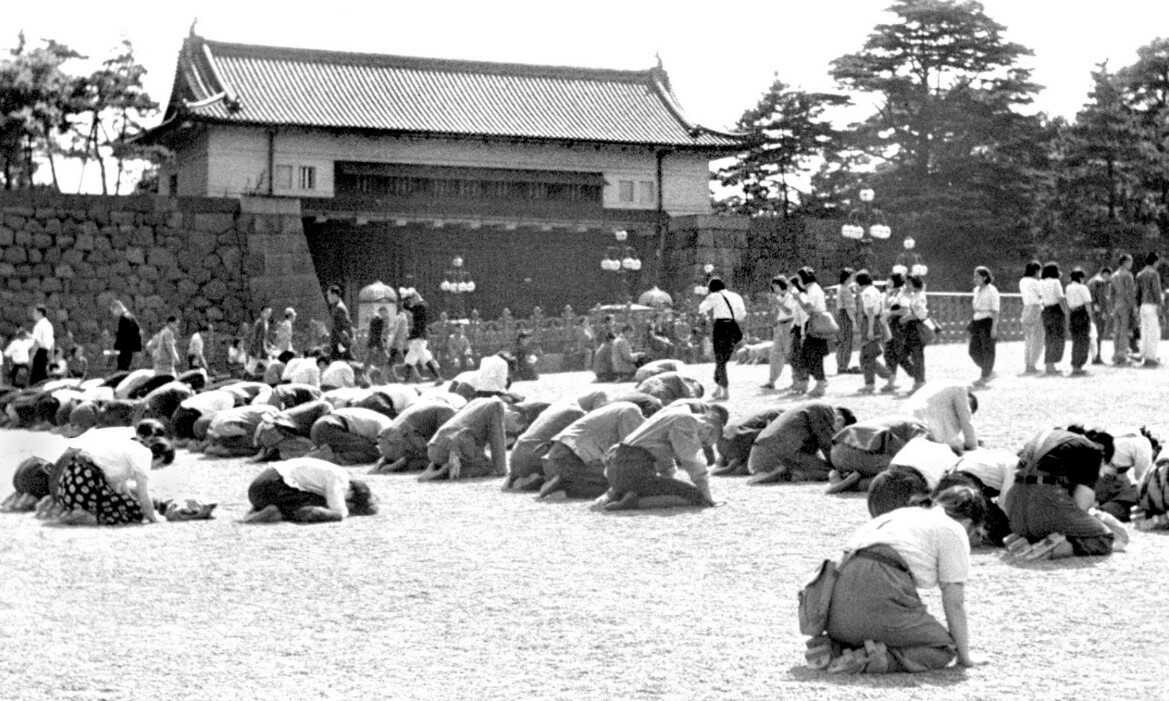 Japonlar, İmparator Müttefiklerin teslim olduğunu açıkladığında ağladı